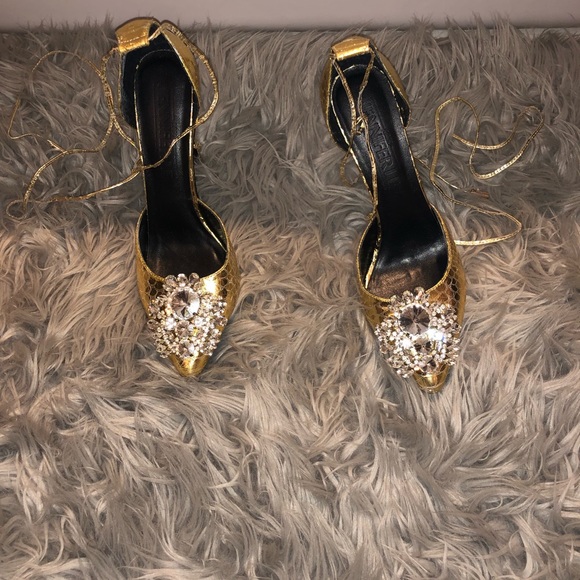 Jennifer Lee gold heels - Picture 3 of 7